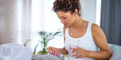 Žena užívá hormonální antikoncepci