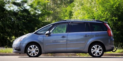 Modré auto na silnici