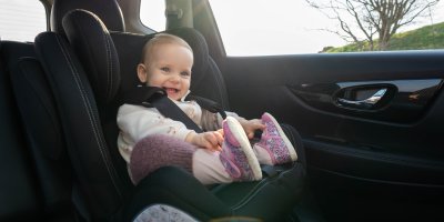 Dítě v autosedačce v autě