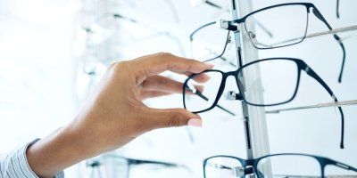 Dioptrické brýle v optice a ženská ruka