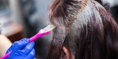 Kadeřnice barví ženě prošedivělé vlasy