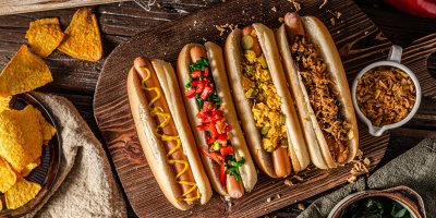 4 různě naplněné hotdogy