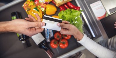 Předávání karty u pokladny