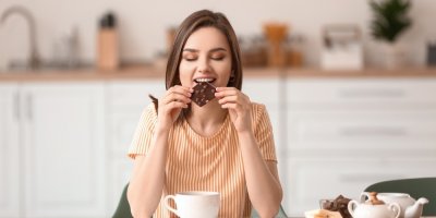 Žena jí čokoládu