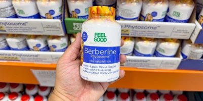 Ruka držící krabičku s nápisem Berberine