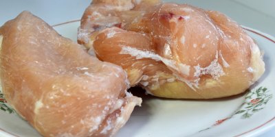 Zmražené kuřecí maso na talíři