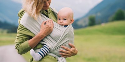 Matka nosí dítě v šátku