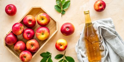 Jablka v bedýnce, jablečný ocet v lahvi