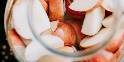 Velká sklenice s jablky a vodou