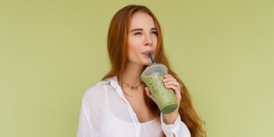 Žena pije matcha latte