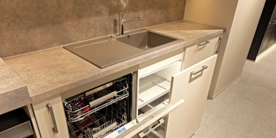 Myčka a dřez v kuchyni