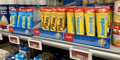 Kondenzovaná mléka Piknik, Pikao a Jesenka v regálu supermarketu