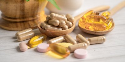 Různé vitamíny a doplňky stravy