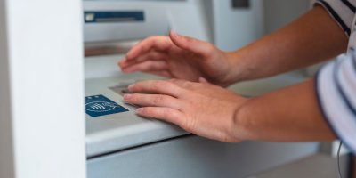 Ruka na bankomatu