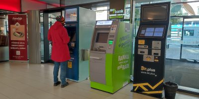 Bankomaty a člověk z něj vybírá