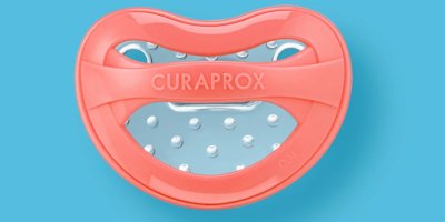 Ilustrace dudlíku Curaprox na modrém pozadí
