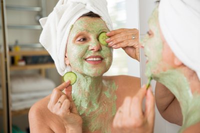 Žena s maskou a okurkou