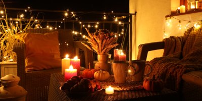 Venkovní posezení se světýlky a svíčkami