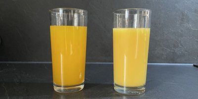 Dvě sklenice pomerančového džusu