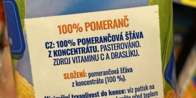 Etiketa na obalu pomerančového džusu