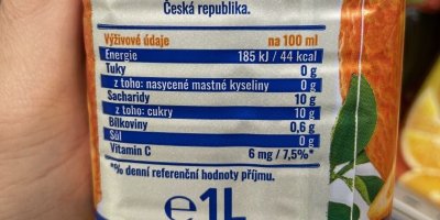 Výživové údaje na obalu pomerančového džusu