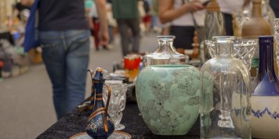 Doplňky do bytu vyložené na bleším trhu