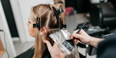 Žena si nechává barvit vlasy