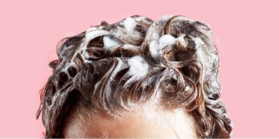 Napěněné vlasy na růžovém pozadí