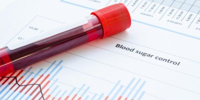 Vzorek krve a tabulka s hladinou cukru v krvi