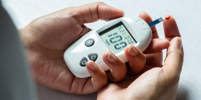 Měření hladiny cukru v krvi pomocí glukometru