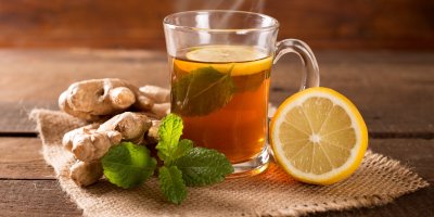Čaj v hrnku, zázvor, máta, citron