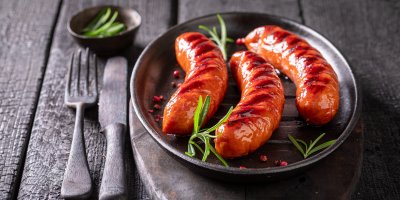 3 klobásky na talíři