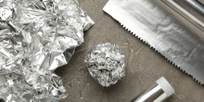 Ruličky alobalu a zmuchlaný alobal