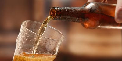 Nalévání piva do sklenice