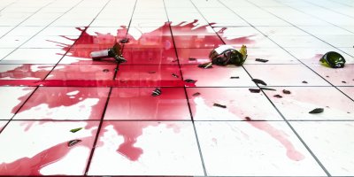 Rozlité červené víno na bílé podlaze