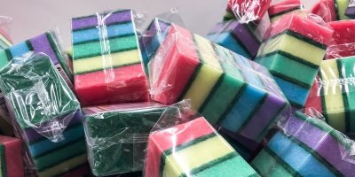 Hromada balení houbiček na nádobí