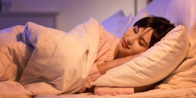 Mladá žena spí v posteli