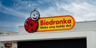 Budova s logem obchodního řetězce Biedronka
