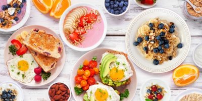 Zdravé snídaňové pokrmy na stole, pohled shora