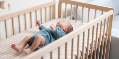 Miminko v postýlce