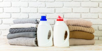 Dva přípravky na praní před hromádkami svetrů