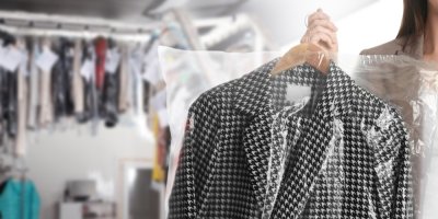 Kabát v igelitovém obalu v čistírně