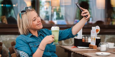 Žena se fotí s matcha latte
