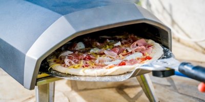 Vkládání pizzy do malé pece