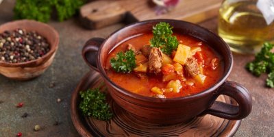 Gulášová polévka v hnědé misce