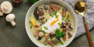 Houbová polévka v talíři