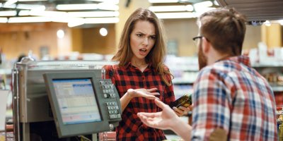 Muž a žena v supermarketu