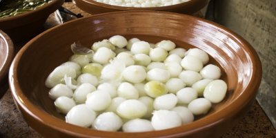 Malé nakládané cibulky