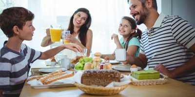 Veselá čtyřčlenná rodina u snídaně