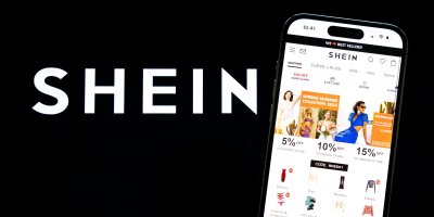 Mobilní telefon s aplikací Shein